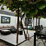 Casa Aan De Plas, Met Sauna En Hottub Of Jacuzzi Panzió 3*