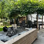 Casa Aan De Plas, Met Sauna En Hottub Of Jacuzzi Panzió 3*