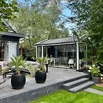 Casa Aan De Plas, Met Sauna En Hottub Of Jacuzzi 3*