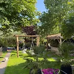 Casa Aan De Plas, Met Sauna En Hottub Of Jacuzzi Panzió 3*