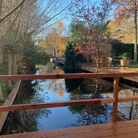 Casa Aan De Plas, Met Sauna En Hottub Of Jacuzzi Alojamento de Acomodação e Pequeno-almoço Nieuwkoop