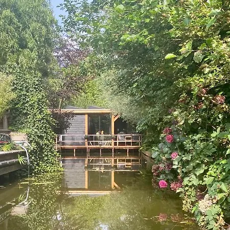 Frühstückspension Casa Aan De Plas, Met Sauna En Hottub Of Jacuzzi