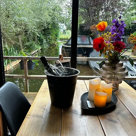 Frühstückspension Casa Aan De Plas, Met Sauna En Hottub Of Jacuzzi