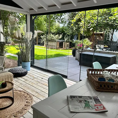 Casa Aan De Plas, Met Sauna En Hottub Of Jacuzzi Couette-café 3*