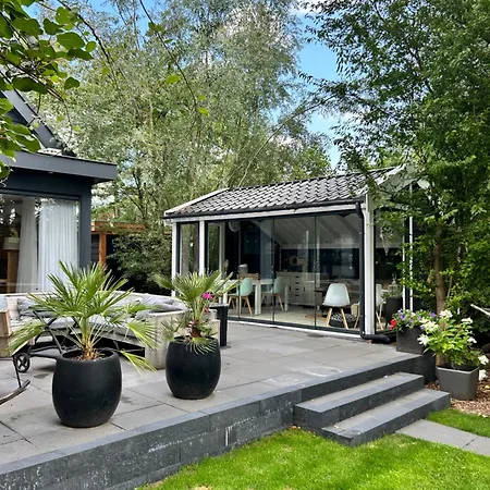 Casa Aan De Plas, Met Sauna En Hottub Of Jacuzzi 3*