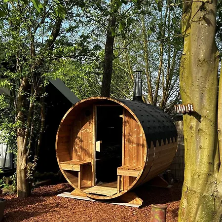 Casa Aan De Plas, Met Sauna En Hottub Of Jacuzzi Couette-café Nieuwkoop