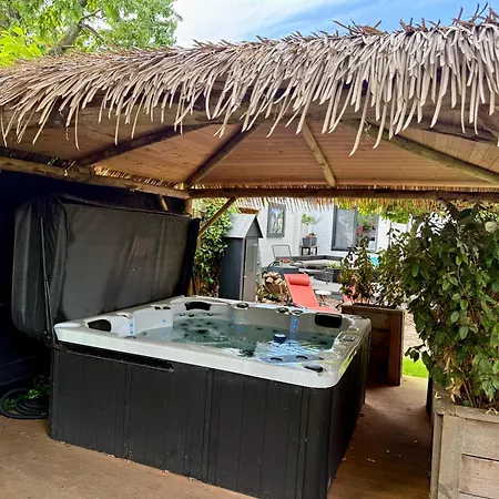 Casa Aan De Plas, Met Sauna En Hottub Of Jacuzzi Panzió 3*