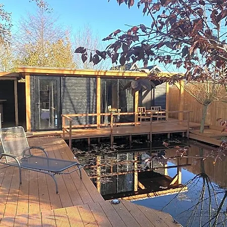 Casa Aan De Plas, Met Sauna En Hottub Of Jacuzzi Alojamento de Acomodação e Pequeno-almoço Nieuwkoop