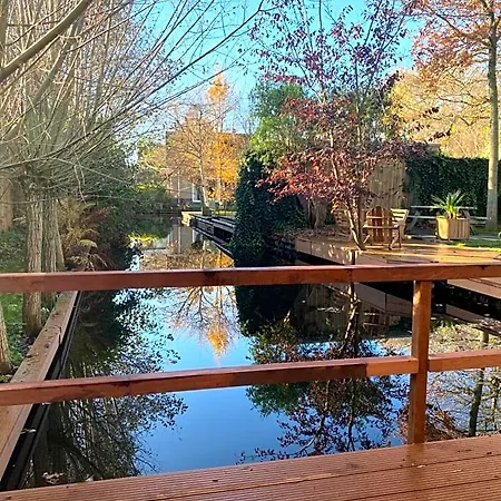 Alojamento de Acomodação e Pequeno-almoço Casa Aan De Plas, Met Sauna En Hottub Of Jacuzzi Nieuwkoop