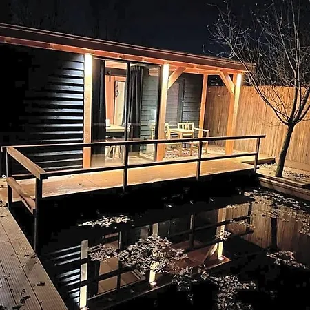 Casa Aan De Plas, Met Sauna En Hottub Of Jacuzzi Alojamento de Acomodação e Pequeno-almoço Nieuwkoop