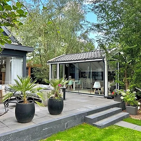 Casa Aan De Plas, Met Sauna En Hottub Of Jacuzzi Alojamento de Acomodação e Pequeno-almoço Nieuwkoop