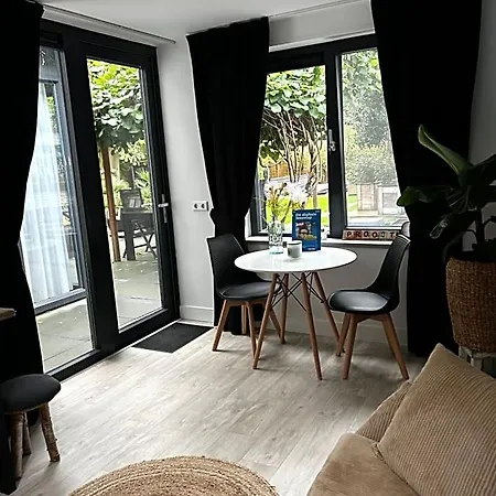 Casa Aan De Plas, Met Sauna En Hottub Of Jacuzzi Nieuwkoop