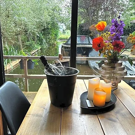 Alojamento de Acomodação e Pequeno-almoço Casa Aan De Plas, Met Sauna En Hottub Of Jacuzzi