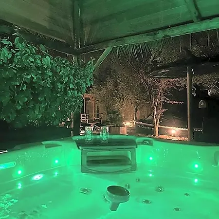 Casa Aan De Plas, Met Sauna En Hottub Of Jacuzzi Alojamento de Acomodação e Pequeno-almoço