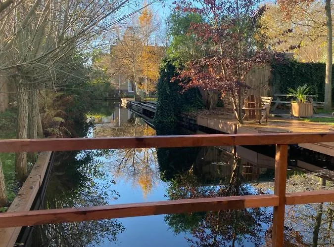 Casa Aan De Plas, Met Sauna En Hottub Of Jacuzzi Alojamento de Acomodação e Pequeno-almoço Nieuwkoop