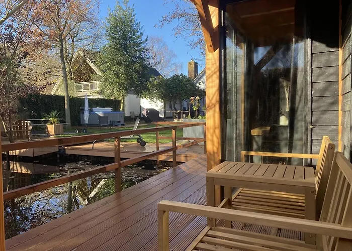 Casa Aan De Plas, Met Sauna En Hottub Of Jacuzzi 3*