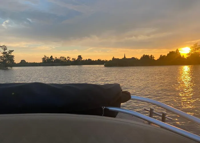 فندق مبيت وإفطار Casa Aan De Plas, Met Sauna En Hottub Of Jacuzzi Nieuwkoop