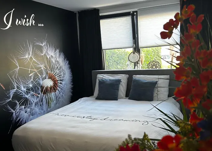 Casa Aan De Plas, Met Sauna En Hottub Of Jacuzzi Oda ve Kahvaltı Nieuwkoop