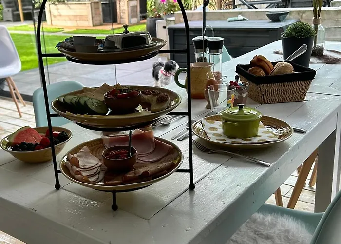 Casa Aan De Plas, Met Sauna En Hottub Of Jacuzzi Nieuwkoop