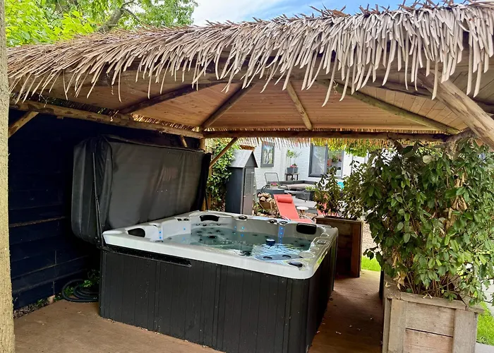 Casa Aan De Plas, Met Sauna En Hottub Of Jacuzzi فندق مبيت وإفطار 3*