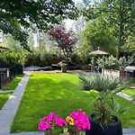 Casa Aan De Plas, Met Sauna En Hottub Of Jacuzzi Bed and Breakfast