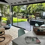 Casa Aan De Plas, Met Sauna En Hottub Of Jacuzzi Bed and Breakfast 3*