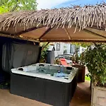 Casa Aan De Plas, Met Sauna En Hottub Of Jacuzzi Bed and Breakfast 3*