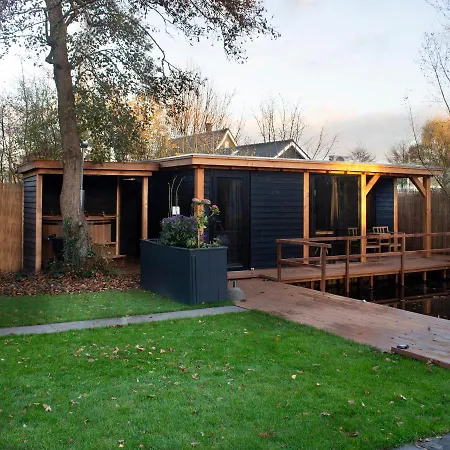 Casa Aan De Plas, Met Sauna En Hottub Of Jacuzzi Couette-café