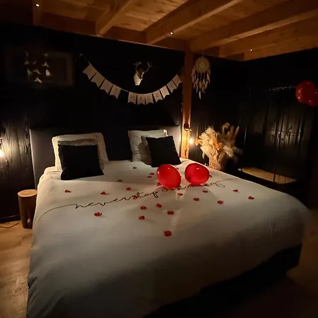 Casa Aan De Plas, Met Sauna En Hottub Of Jacuzzi Bed & Breakfast 3*