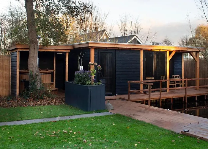 Casa Aan De Plas, Met Sauna En Hottub Of Jacuzzi Couette-café