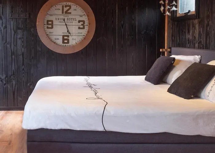 Casa Aan De Plas, Met Sauna En Hottub Of Jacuzzi Couette-café