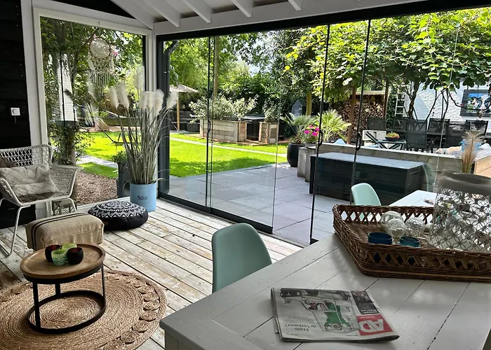 Casa Aan De Plas, Met Sauna En Hottub Of Jacuzzi Couette-café 3*