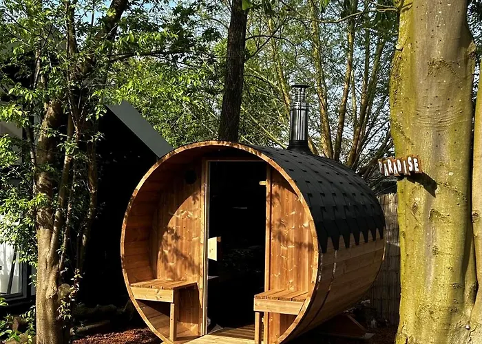 Casa Aan De Plas, Met Sauna En Hottub Of Jacuzzi Couette-café Nieuwkoop