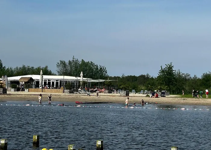 Casa Aan De Plas, Met Sauna En Hottub Of Jacuzzi Couette-café